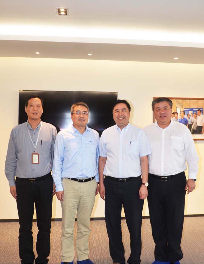 趙振元同志、何平書記與上海寶冶集團(tuán)董事長王石磊、總經(jīng)理陳剛親切合影.jpg