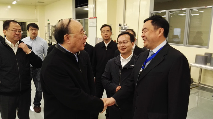 2重慶市市長(zhǎng)黃奇帆與趙振元同志親切交談，中立者為重慶超硅總經(jīng)理長(zhǎng)陳猛.jpg