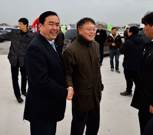 趙振元同志與上?？萍即髮W校長江綿恒親切交談.jpg