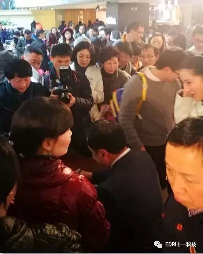 15-讀者排隊(duì)等候簽名，把趙振元圍得水泄不通.webp.jpg