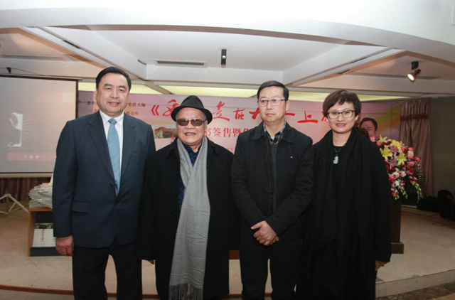 16-趙振元和四川人民出版社社長(zhǎng)黃立新、中外散文詩(shī)學(xué)會(huì)主席、著名作家海夢(mèng)親切合影.jpg