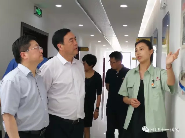 7-趙振元、孫鴻偉及會(huì)議代表參觀江蘇太極文化墻.jpg
