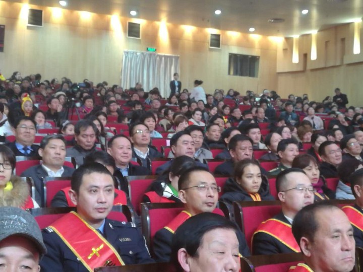 2-趙振元同志與袁三軍市委書記、市人大主任李明楨、市政協(xié)主席談得勝、駐鞏義部隊首長等一起觀看晚會.jpg