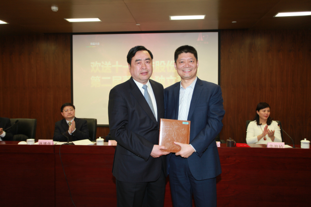33-十一科技董事長趙振元向王鵬程贈(zèng)送了他們共事多年的影集.jpg