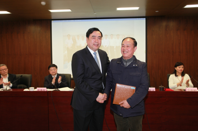 36-十一科技董事長趙振元向王選洲贈(zèng)送了他們共事多年的影集.jpg