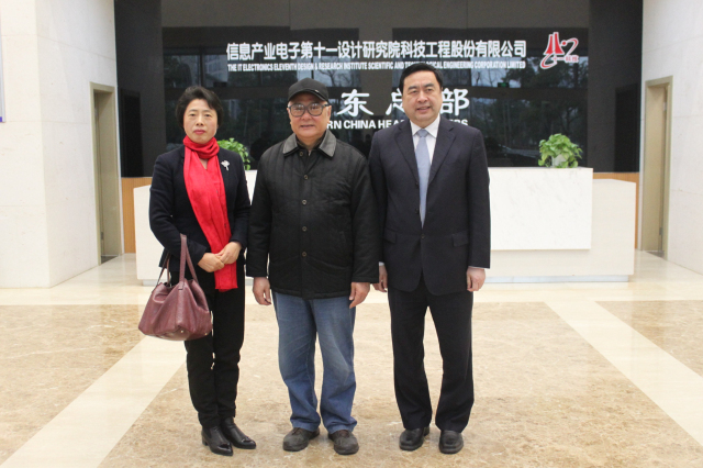7-趙振元董事長(zhǎng)與無錫新能源商會(huì)徐慧絹會(huì)長(zhǎng)、原無錫市政協(xié)主席貢培興親切合影.jpg