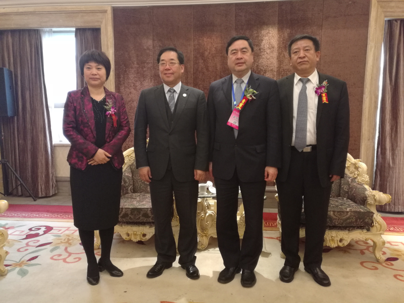 9-趙振元與袁三軍（右一）、孫淑芳（左一）、李中航（左二）親切合影.jpg