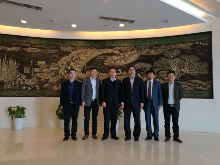 9-趙振元、周安舉、賀奎田、郭明偉與與中天集團(tuán)總裁薛馳、中天科技新能源產(chǎn)業(yè)鏈總經(jīng)理曹紅彬親切合影.jpg