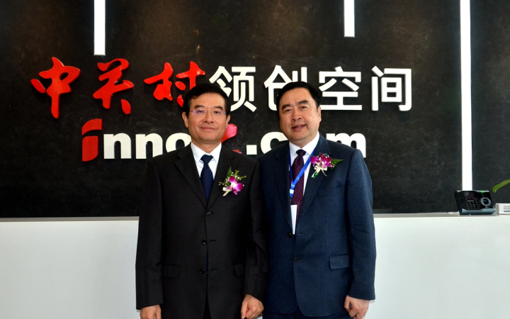 22-趙振元同志與成都市政協副主席、黨組副書記郝康理親切合影.jpg