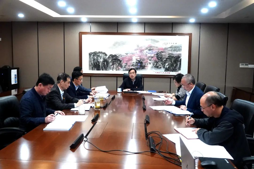趙振元在黨委中心組學習二十大報告會上提出三個工作要點：第一堅持十年來的正確路線；第二開啟新的一百年征程；第三堅持電子和新能源領(lǐng)域外開辟更多新的賽道_副本.png
